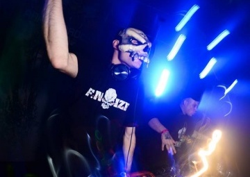 MOST WANTED DJ SIGNS F.NOIZE